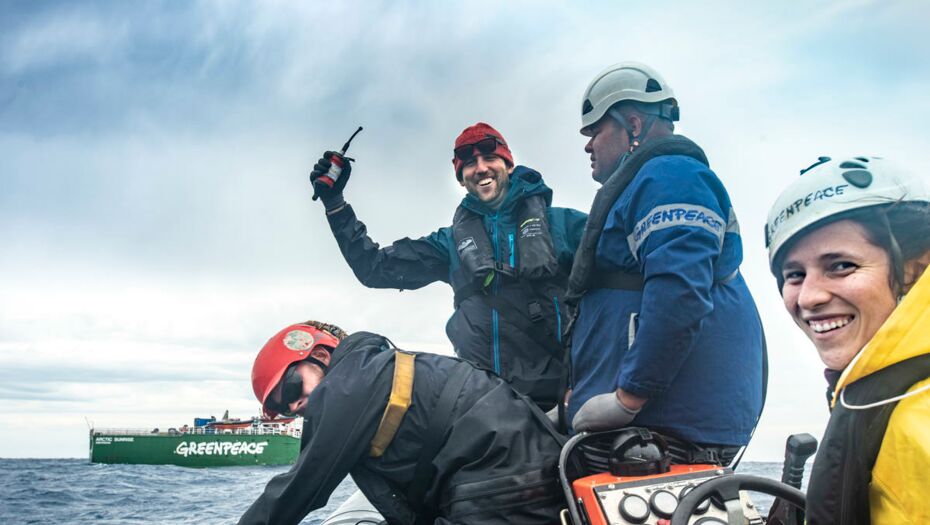 Mitglieder der Arctic Sunrise Crew bergen von einem Schlauchboot aus eine Klangfalle in den Gewässern über dem Mount Vema.