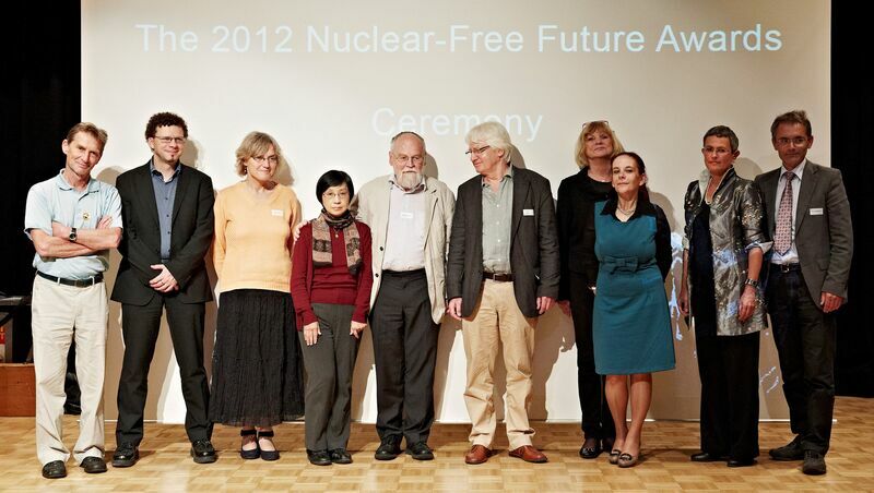 Zehn Personen stehen bei der Nuclear-Free Future Awards Ceremony 2012 auf der Bühne.