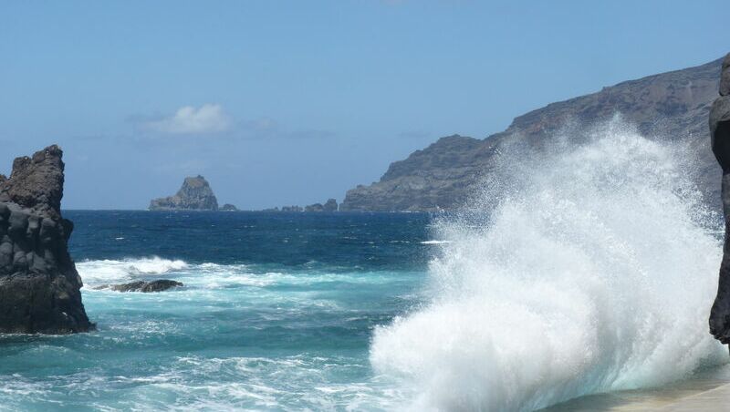 Wellen schlagen auf die steinerne Promenade auf der Insel el Hierro.