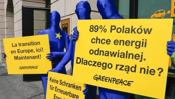 Drei Personen beim Protest fordern: Keine Schranken für erneuerbare Energien