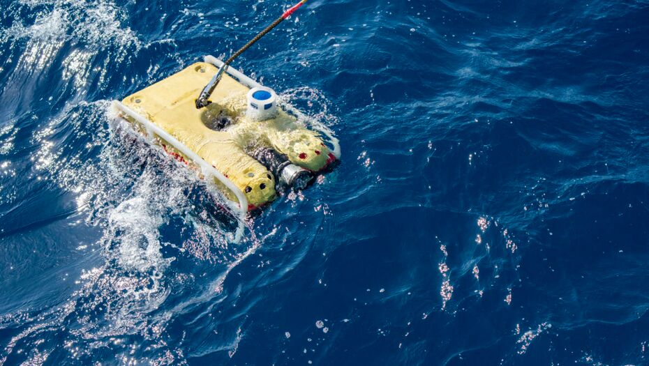 Ein ferngesteuerter Unterwasserroboter (ROV) wird zu Wasser gelassen, um die Berghänge des gewaltigen Unterwassermassivs zu untersuchen