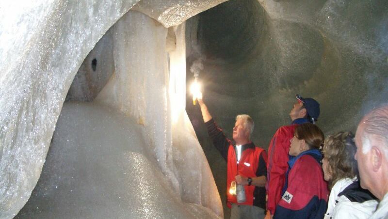 Mitglieder des Vereins für Höhlenkunde Schellenberg e.V. begutachten eine Eisformation.