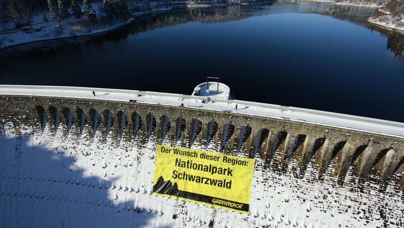 Auch der Greenpeace e.V. hat für die Einrichtung eines Nationalparks Schwarzwald protestiert. Hier mit einem Banner an einem verschneiten Staudamm.