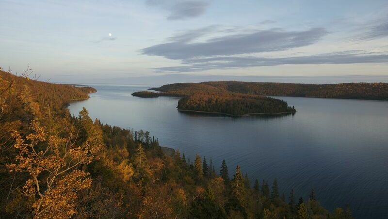 Landschaftsaufnahme von den Kanada Slate Islands im herbstlichen Licht.