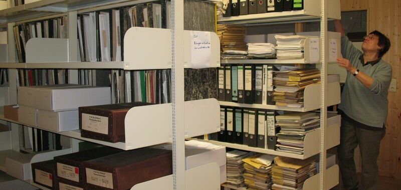 Zahlreiche Akten und Ordner sind in weißen Regalen im Gorleben-Archiv zu sehen.