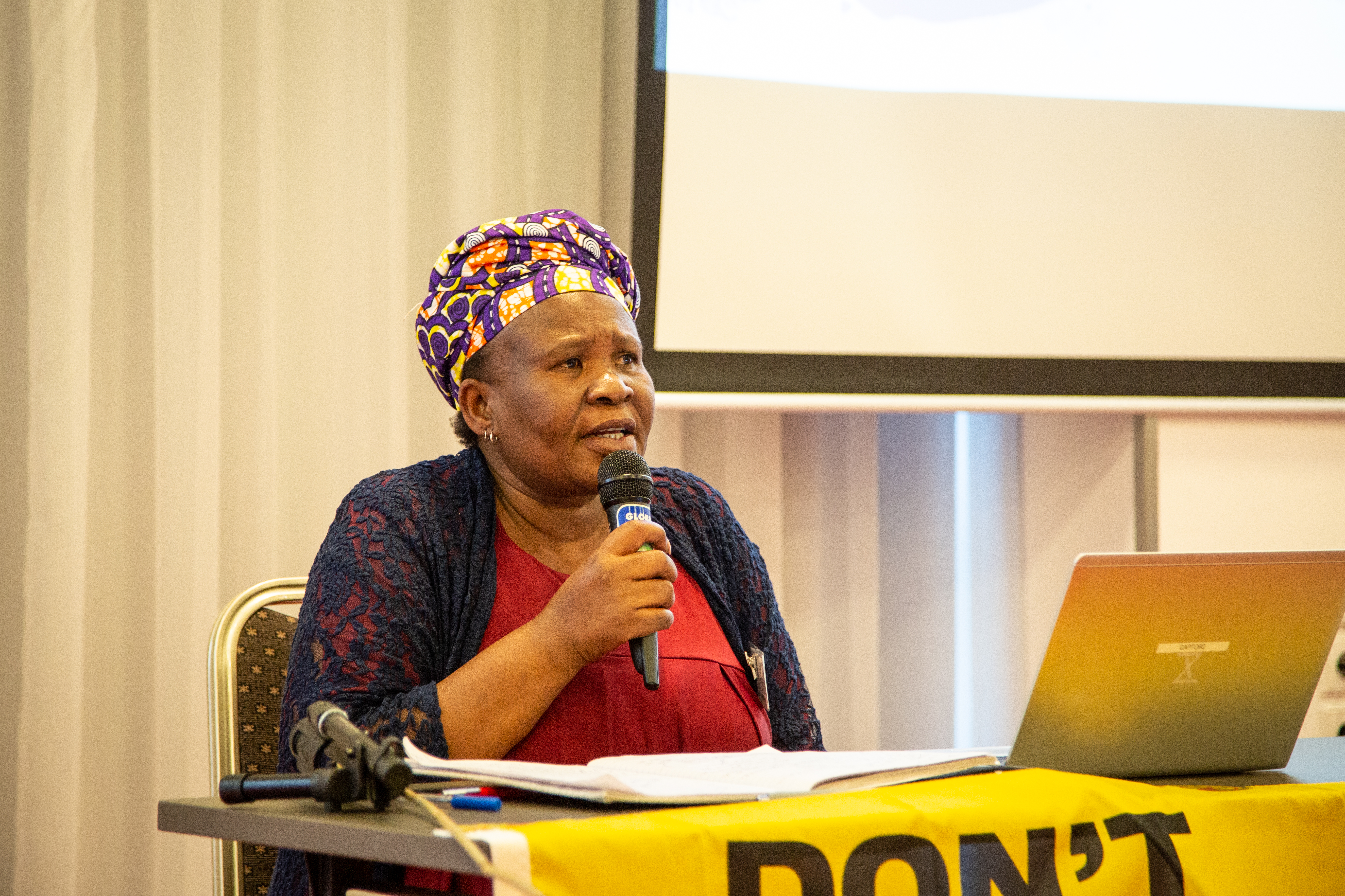 Die Menschenrechts- und Umweltschutzaktivistin Makoma Lekalakala, von der Organisation Earthlife South Afrika, fotografiert mit einem Mikrofon, während sie spricht.